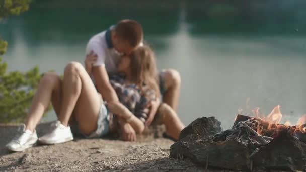 Amare giovane coppia adolescente abbraccia mentre si rilassa al campeggio sulla riva del fiume foresta — Video Stock