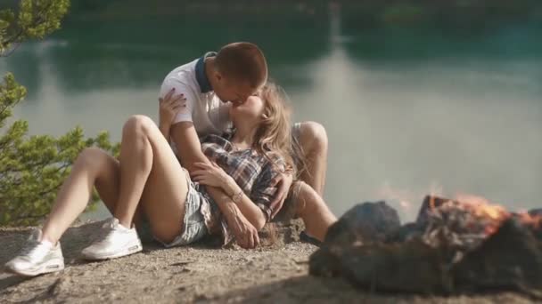 Amour jeune couple adolescent embrasse tout en se relaxant au camping sur le rivage de la forêt — Video