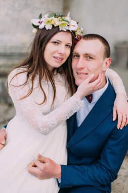 Genç bir çift, Atique binasının merdivenlerinde sütunlarıyla poz veriyor.