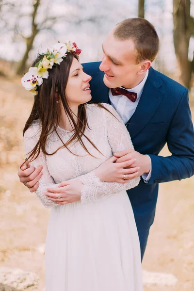 Wedding portrait of happy stylish newlywed bride and groom posing in spring park — Stock Photo, Image