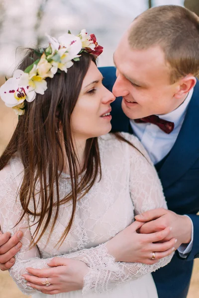 Primer retrato de boda de la novia y el novio recién casados con estilo feliz posando en el parque de primavera — Foto de Stock