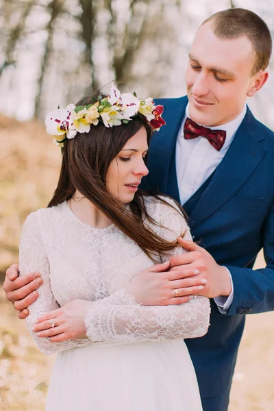 Primer plano retrato de la boda de la novia recién casada alegre y elegante abrazo al aire libre —  Fotos de Stock