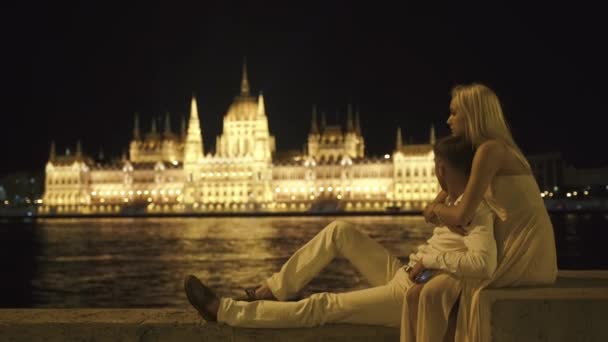 Lindo casal apaixonado em Budapeste à noite desfrutando da vista deslumbrante . — Vídeo de Stock