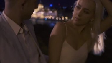 Aşık Fabulous çift muhteşem Budapeşte bulanık arka plan romantik bir yürüyüş var