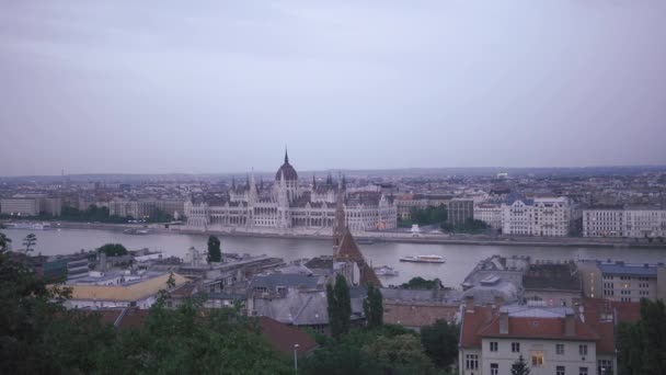 Widok z lotu ptaka na węgierskie budynki Parlamentu, Budapeszt, Węgry — Wideo stockowe