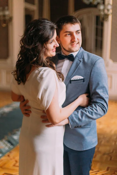 Mooie jonggehuwde paar hebben een zoete romantische moment in de luxe vintage hal — Stockfoto