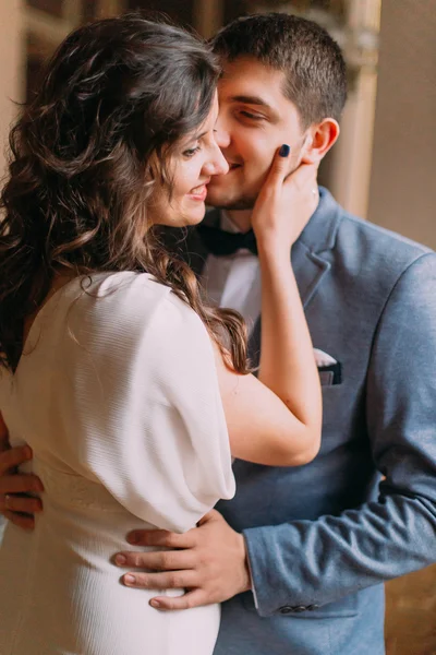 Vrolijke jonggehuwden hebben een zoete romantische moment in de luxe vintage hal — Stockfoto