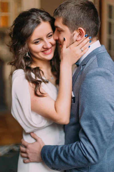 Frischvermählte haben einen süßen romantischen Moment. Nahaufnahme — Stockfoto