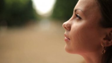 Aşırı bir genç esmer kadın kapatın. Açık sideface vurdu