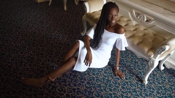 Modische schlanke afrikanisch-amerikanische Frau sitzt auf dem Boden in der antiken Luxuswohnung — Stockvideo
