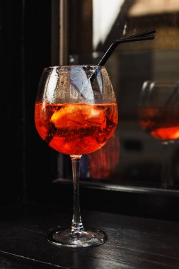 kırmızı şarap cam ahşap tablo