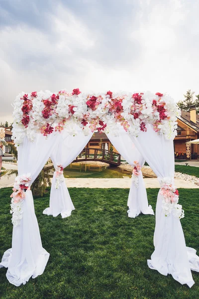 Arco de casamento Cerimônia bonita férias parque oval — Fotografia de Stock