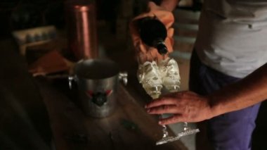 Sommelier el Rose şarap gözlük içine dökme