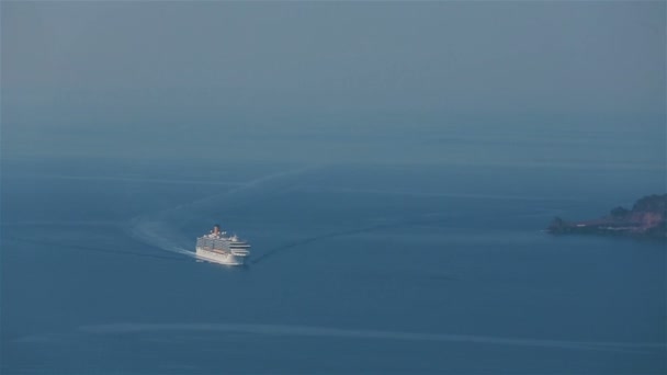 Канатная дорога и круизное судно в Санторини — стоковое видео
