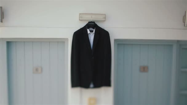 Collectie modieuze zakelijke kleding voor mannen op houten achtergrond — Stockvideo