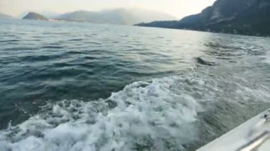 Como Gölü'nün üzerinde tekne sürüş severler