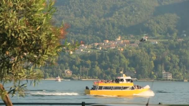 Flygande helikopter och båt i sjön — Stockvideo
