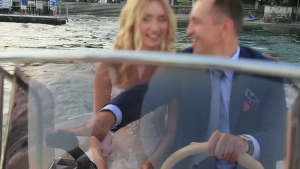 Liebhaber bei einer Bootsfahrt aus nächster Nähe — Stockvideo