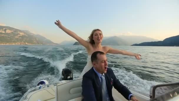 Los amantes de la conducción del barco en el lago de Como — Vídeo de stock