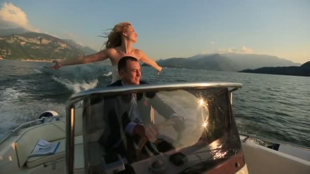 Los amantes de la conducción del barco en el lago de Como — Vídeo de stock
