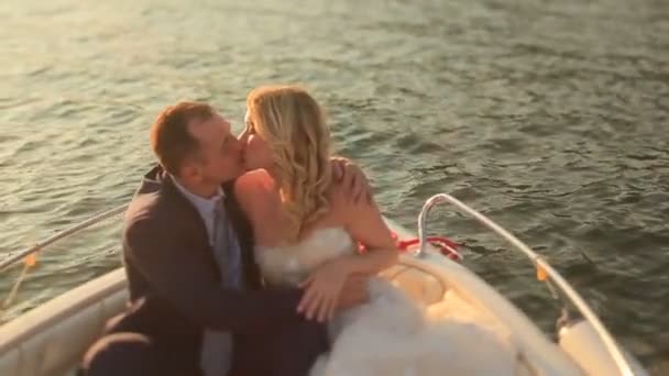 Amoureux allongés dans le bateau et embrasser — Video