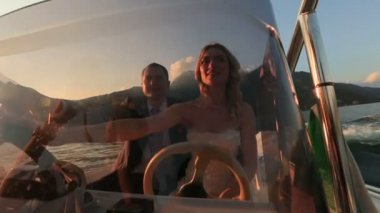 Romantik aşıklar tekne sürüş