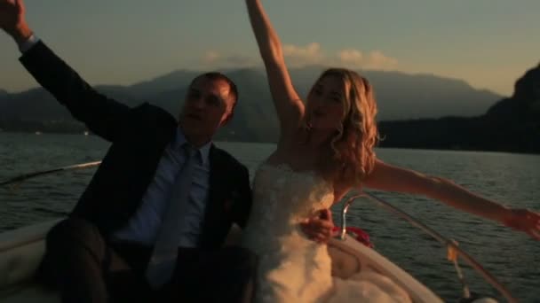 Lycklig älskare sitter i båten — Stockvideo