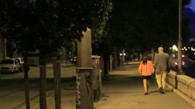 İnsanlar gece şehirde yürüyüş