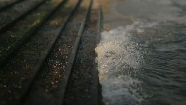 Wave kraschade på stranden — Stockvideo