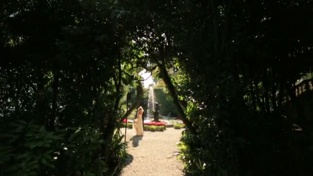 穿过灌木丛的花园景观中的恋人 — 图库视频影像
