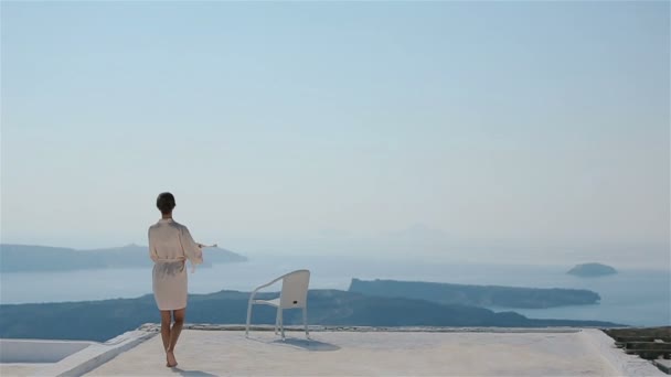 Magnifique mariée brune en robe s'étendant au soleil avec fond de mer — Video