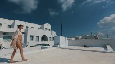 Çatıda cüppe güzel seksi esmer gelin güneş ışığı zevk ile kamera arkasında hareket eder