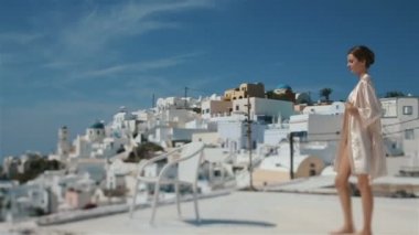 Beyaz iç çamaşırı güzel seksi esmer gelin denize hareket ve güneş ışığı zevk