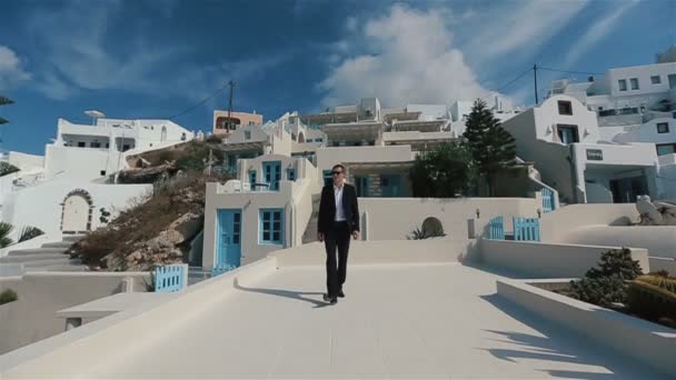 Knappe sterke zelfverzekerde bruidegom mowes op het dak met zee en bergen achtergrond — Stockvideo