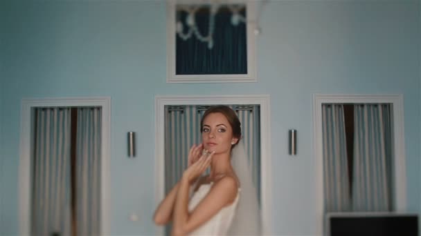 Чувственная брюнетка невеста трогает красивое лицо за голубыми стенами — стоковое видео