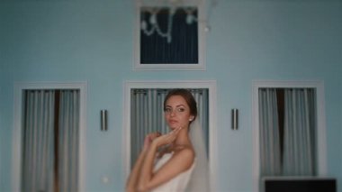 Şehvetli Esmer Gelin Mavi Duvarların Arkasında Güzel Yüz ve İnce Boyun Dokunmadan