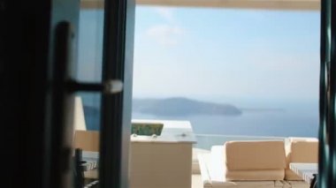 Okyanus sahilindeki açık pencereden ahşap terastan bir manzara