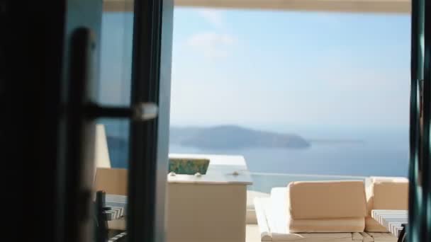 Widok z drewnianego tarasu przez otwarte okno na plaży oceanu — Wideo stockowe