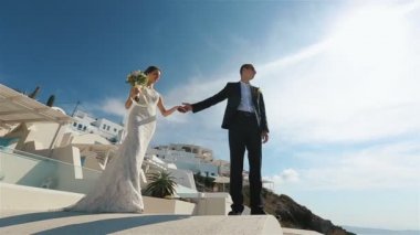 Mutlu evli çift toplantı ve deniz arka plan ile terasta öpüşme, Santorini closeup