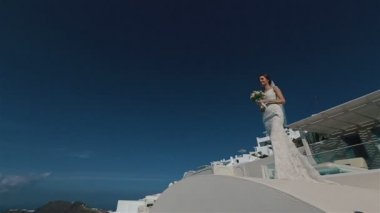Elinde buket ile gelinlik güzel seksi esmer gelin çatıda hareket eder, Santorini closeup