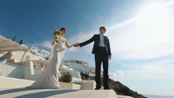 Feliz pareja casada encontrándose y besándose en la terraza con fondo de mar, Santorini primer plano — Vídeos de Stock