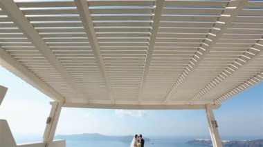 Mutlu evli çift teraslı deniz arka plan, Santorini closeup öpüşme