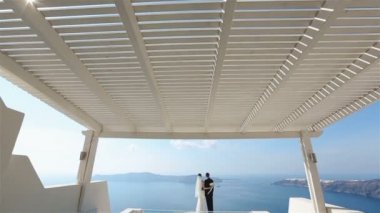 Mutlu evli çift deniz arka plan ile terasta kucaklayan, Santorini closeup