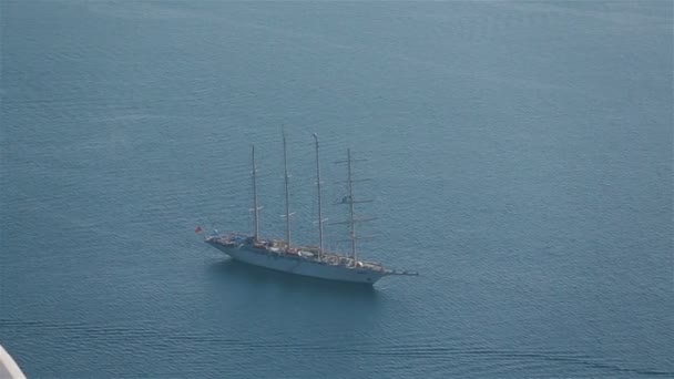 Navio flutua no Mar Mediterrâneo azul claro — Vídeo de Stock