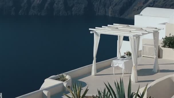 Hermoso elegante boda tienda pasillo en la costa con el mar y las montañas de fondo — Vídeo de stock