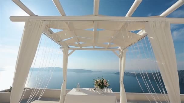 Szép elegáns esküvői sátor folyosó tengerparton a tenger és a hegyek a háttérben — Stock videók