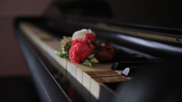 Altes schönes Klavier mit Blumensträußen — Stockvideo