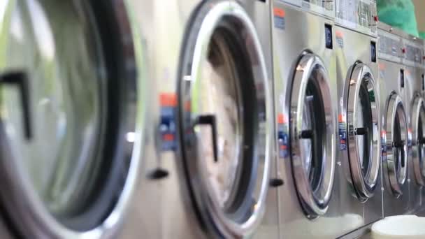 Detalhe da máquina de lavar roupa em ação — Vídeo de Stock