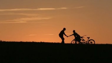 İki kişilik bisiklet oyun aptal karşı arka planda günbatımı güzel çiftle silüeti yakın çekim