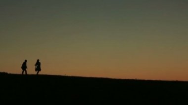 Güzel çift günbatımı Backgrund kapatma karşı oynamak silüeti